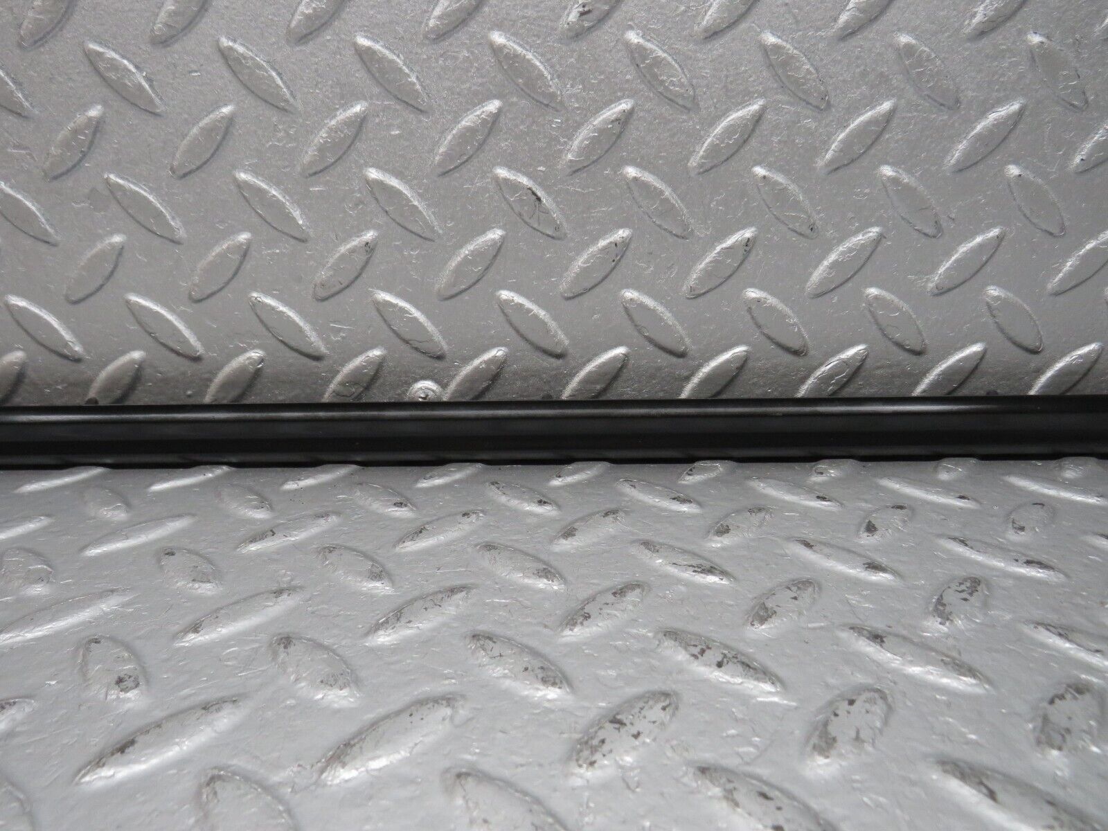 40640 Mercedes-Benz W123 300D Rear Right Door Centre Moulding Trim