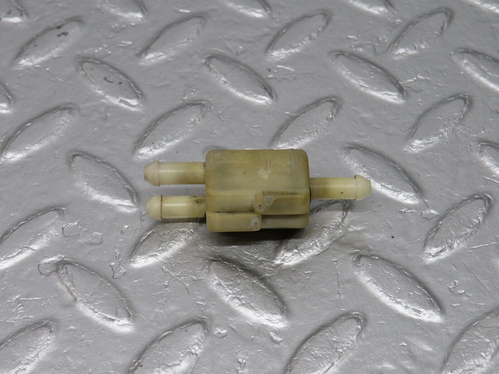 40689 Mercedes-Benz W123 300D Windscreen Washer Fluid Distributor