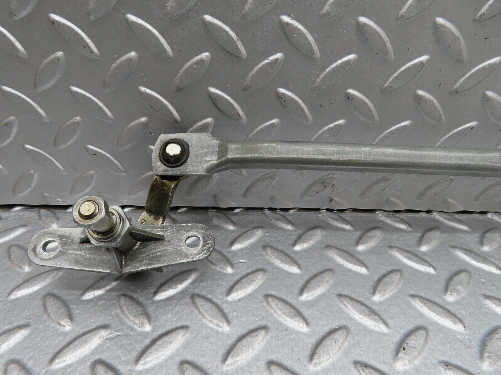 19131 Mercedes-Benz W123 300D Windscreen Wiper Linkage LHD