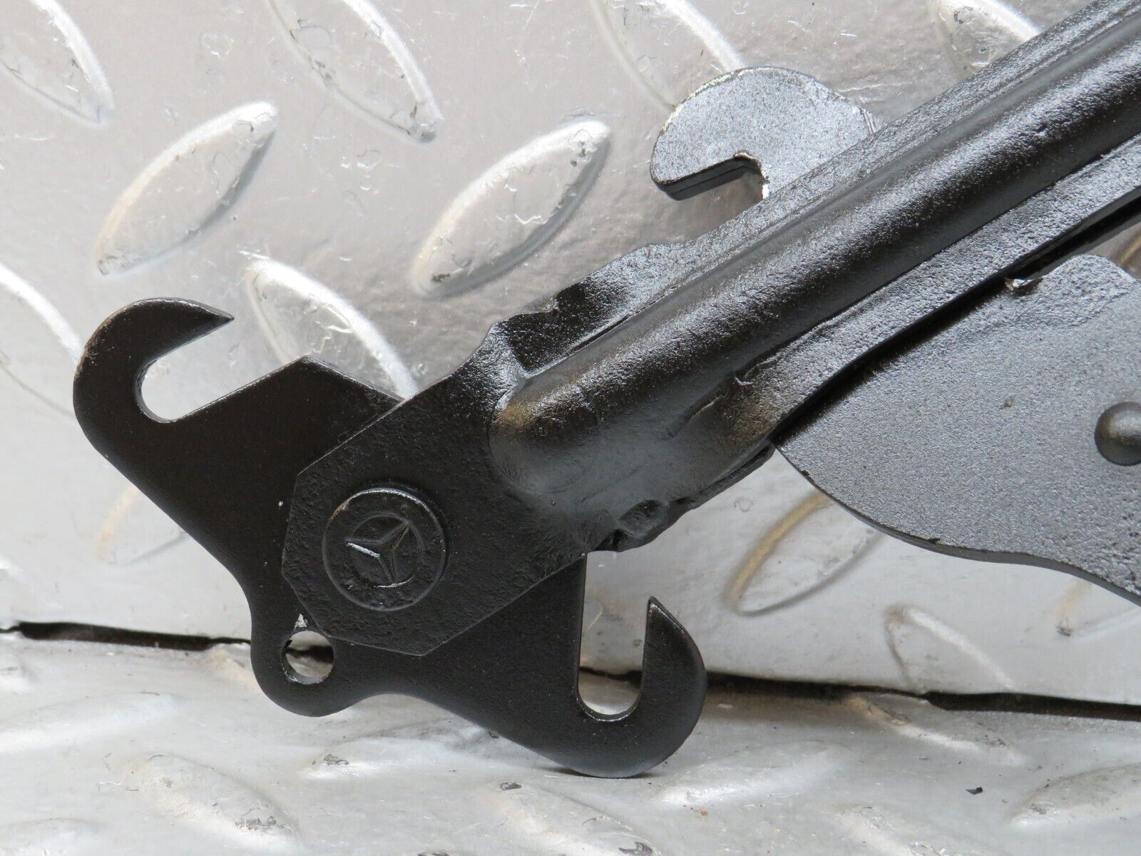 28376 Mercedes-Benz S123 240D Wagon Handbrake Adjusting Handbrake Regulator