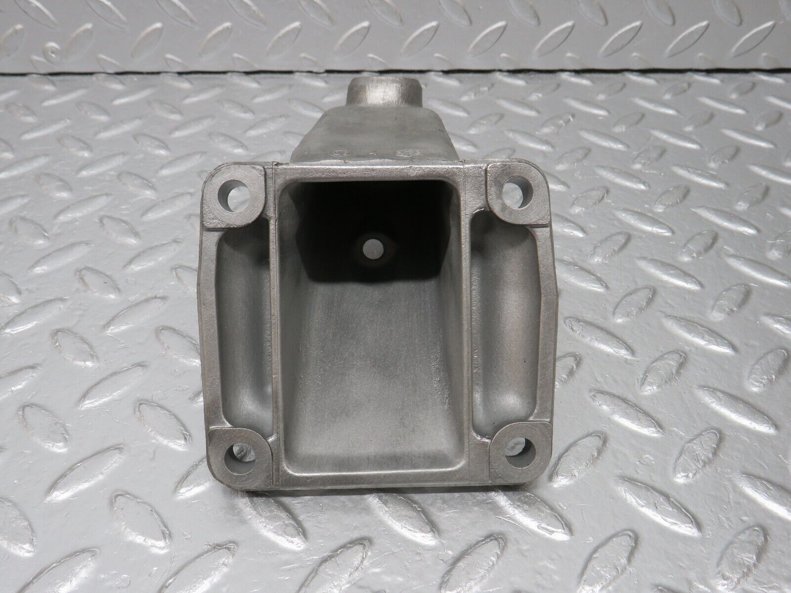 33532 Mercedes-Benz W202 C180 Engine Mount Bracket Left Side 1112230904