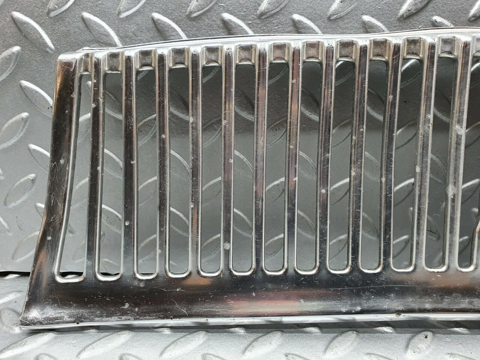 0160 Mercedes-Benz W116 350SE Air Intake Grill Chrome