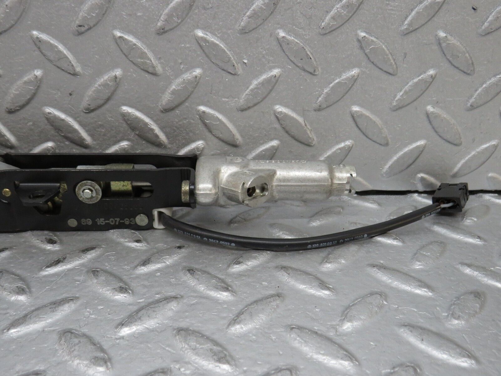 37820 Mercedes-Benz A124 320E Cabriolet Soft Top Cover Lock 1247700426 1298210951 1298001672