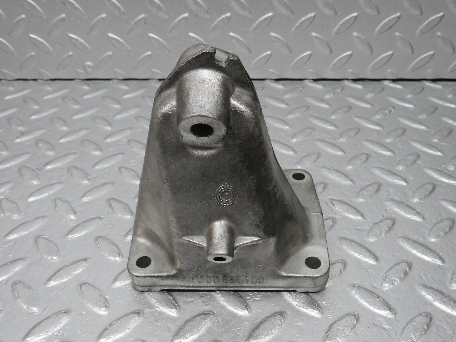 33531 Mercedes-Benz W202 C180 Engine Mount Bracket Right Side 6042230004