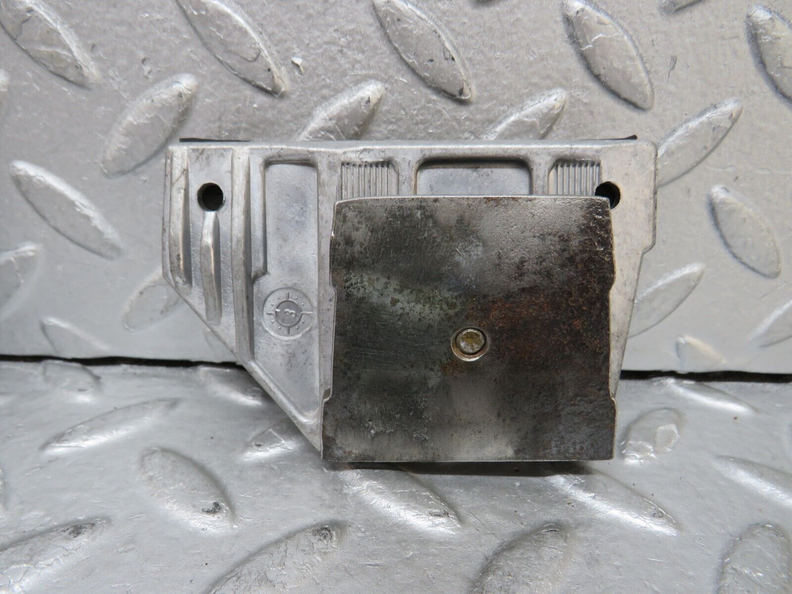 37817 Mercedes-Benz A124 320E Door Window Guide Bracket 2x 1247250132