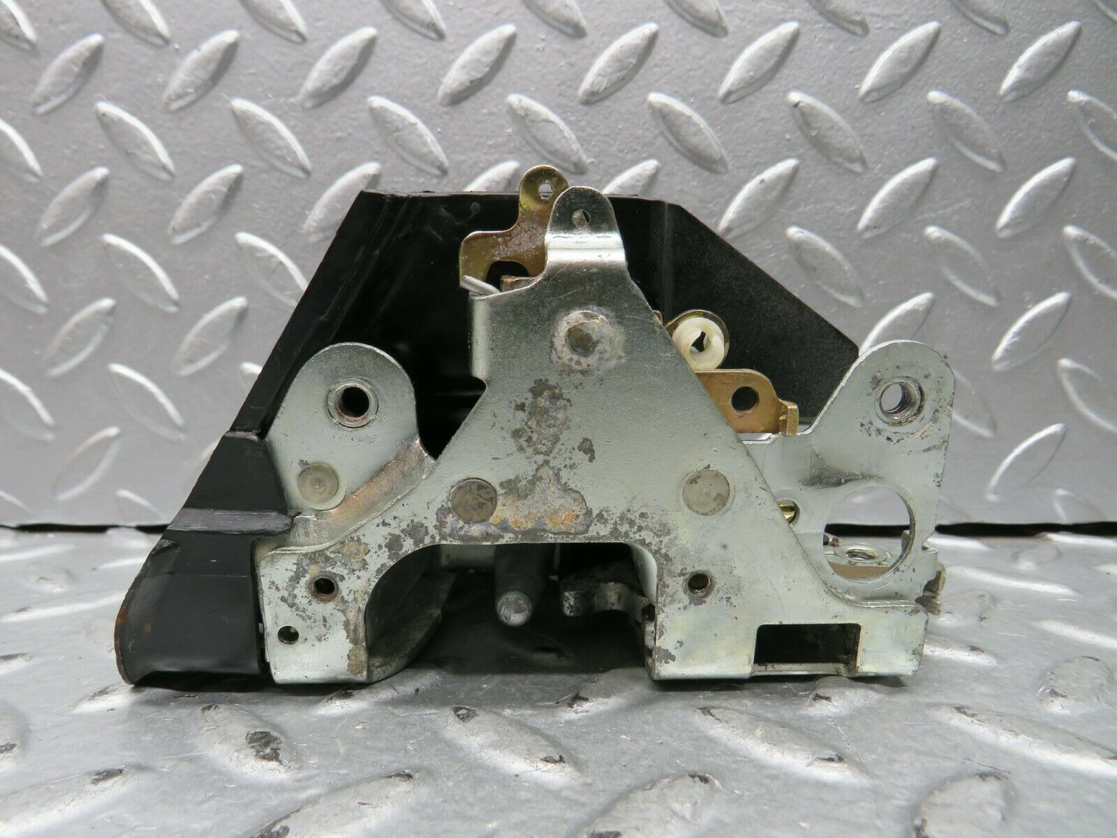 21984 Mercedes-Benz S123 280TE Rear Left Door Lock Mechanism 1237230108