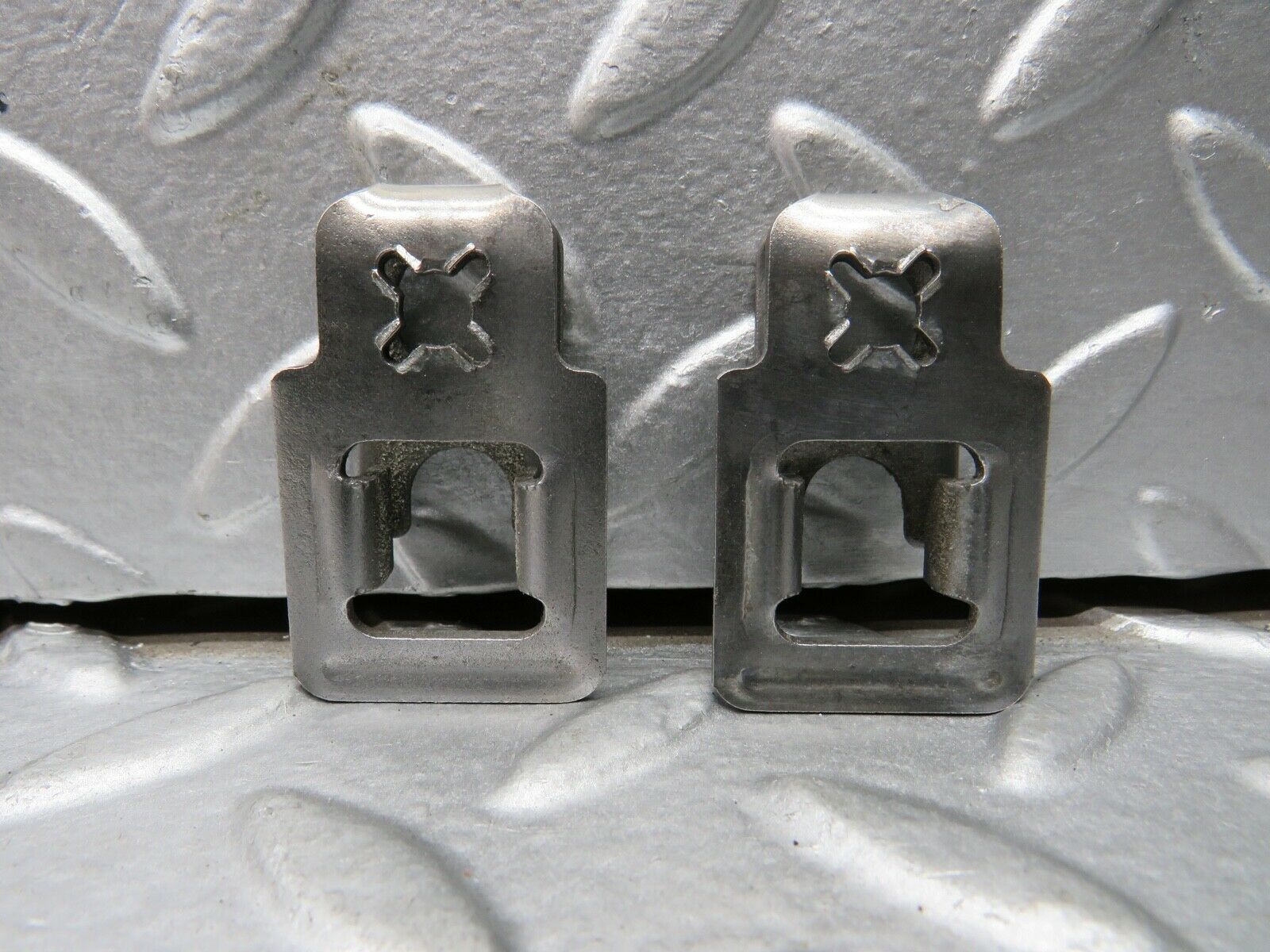 21801 Mercedes-Benz W126 300SE Fuel Injector Bracket 2 pcs