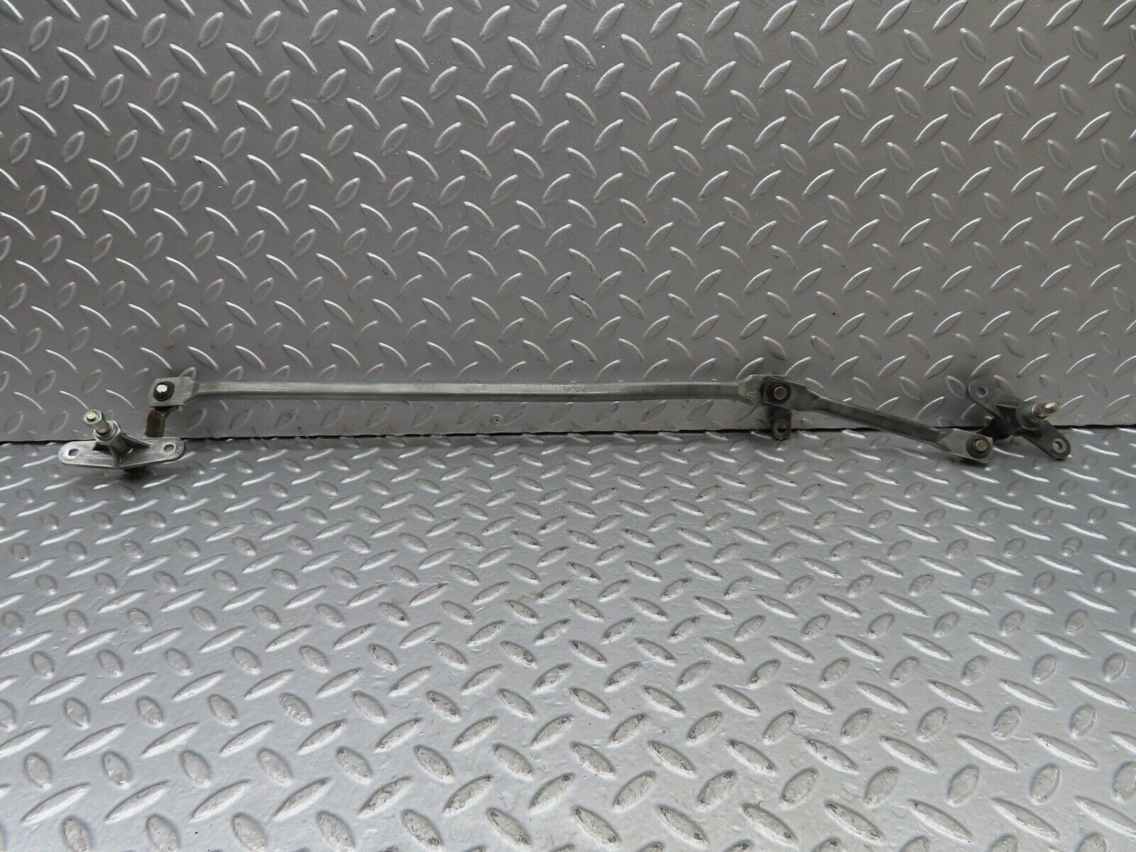 19131 Mercedes-Benz W123 300D Windscreen Wiper Linkage LHD