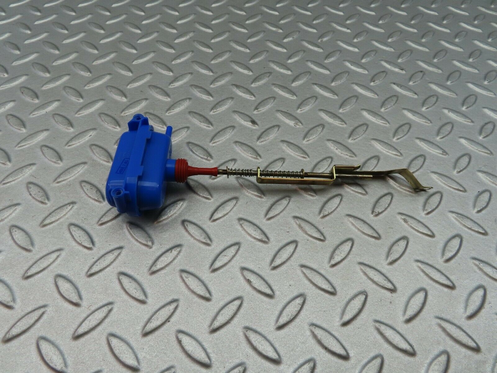 5776 Mercedes-Benz W123 200 Trunk Lock Vacuum Actuator
