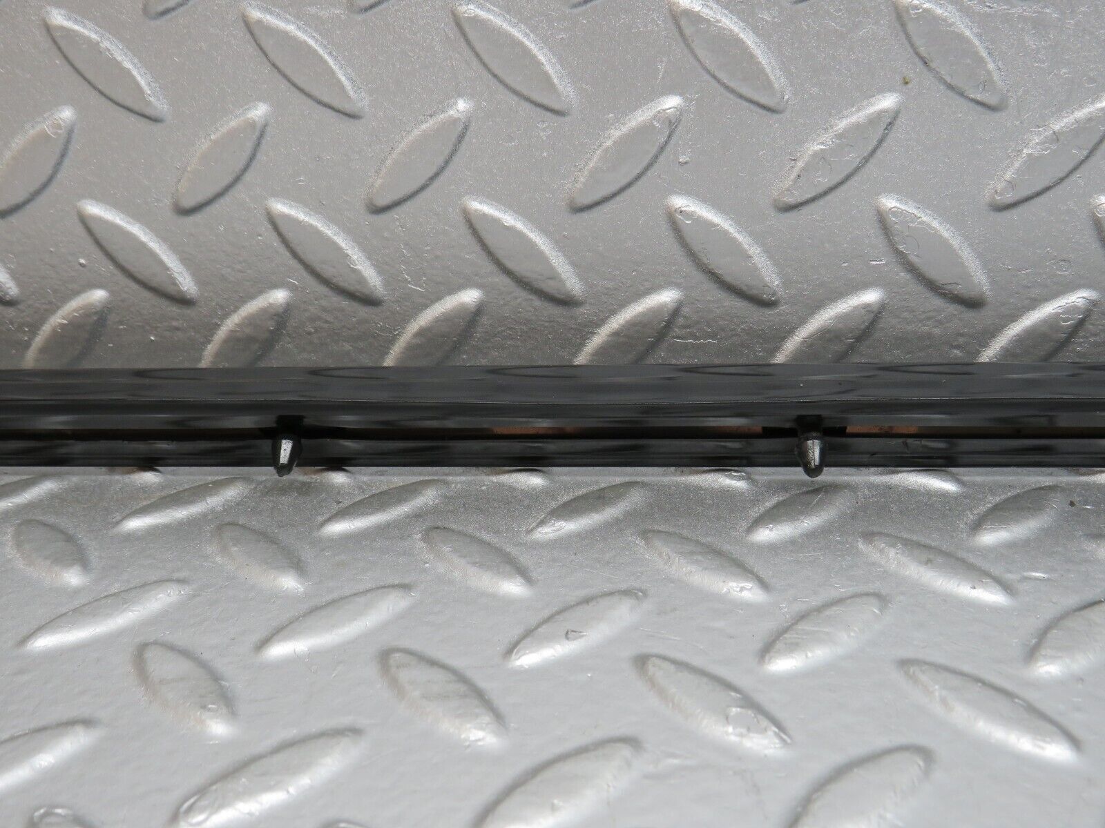 40638 Mercedes-Benz W123 300D Front Right Fender Wing Centre Moulding Trim