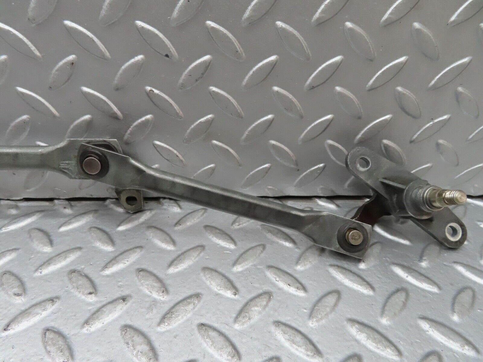19131 Mercedes-Benz W123 300D Windscreen Wiper Linkage LHD