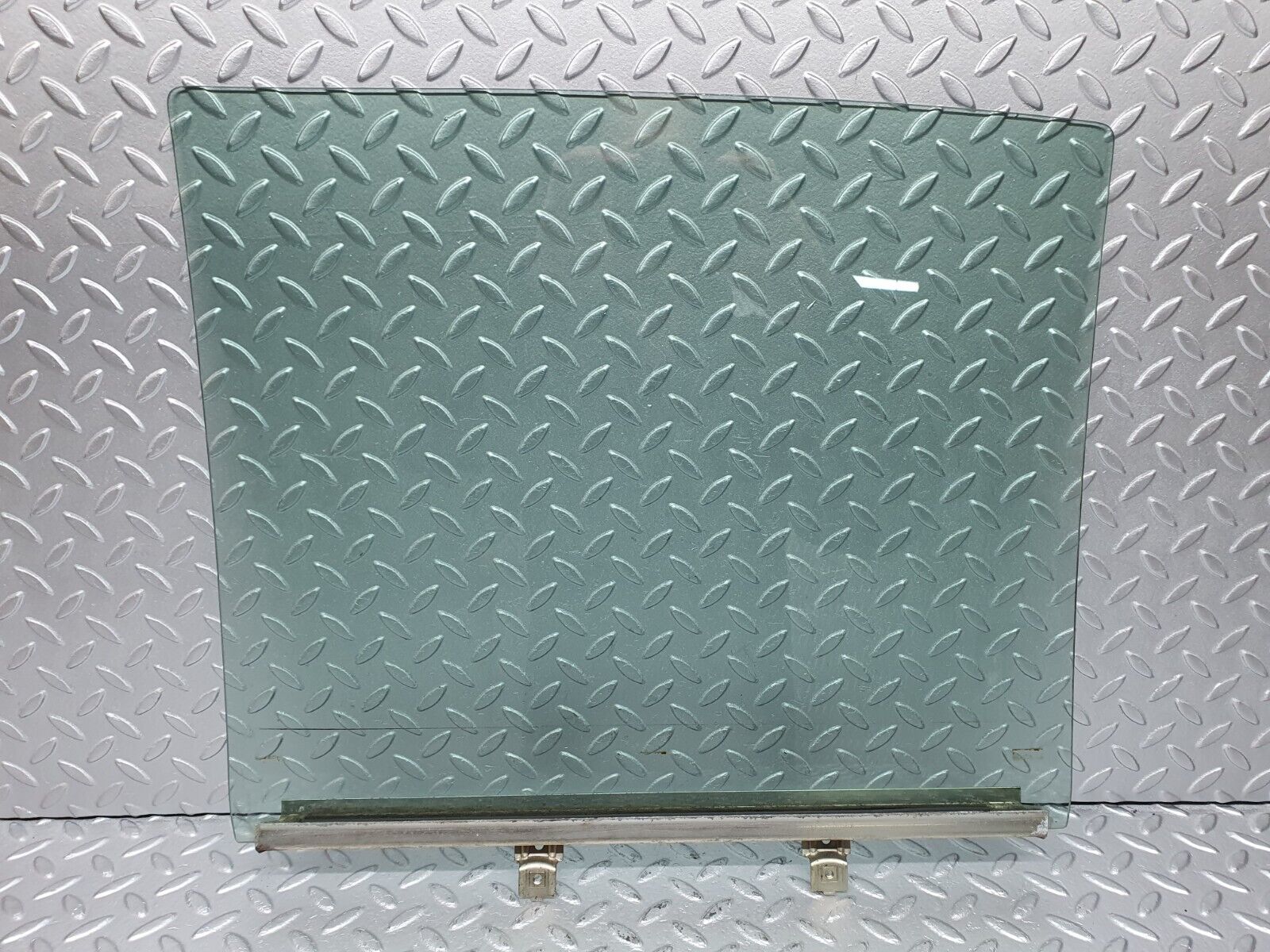 40781 Mercedes-Benz W123 300D Rear Right Door Window Glass