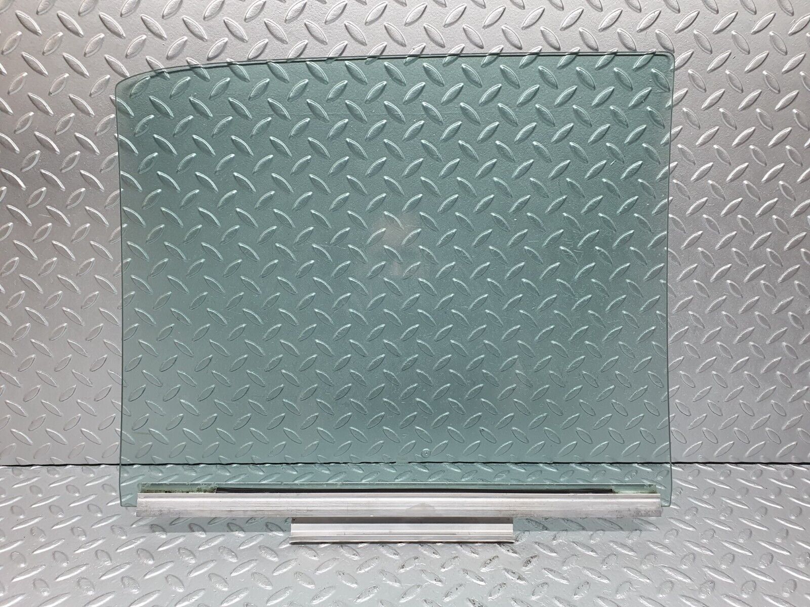 41124 Mercedes-Benz W126 300SE Rear Right Door Window Glass