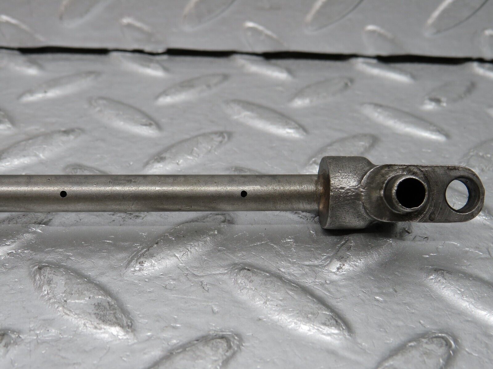 0267 Mercedes-Benz W123 220D Camshaft Oil Tube