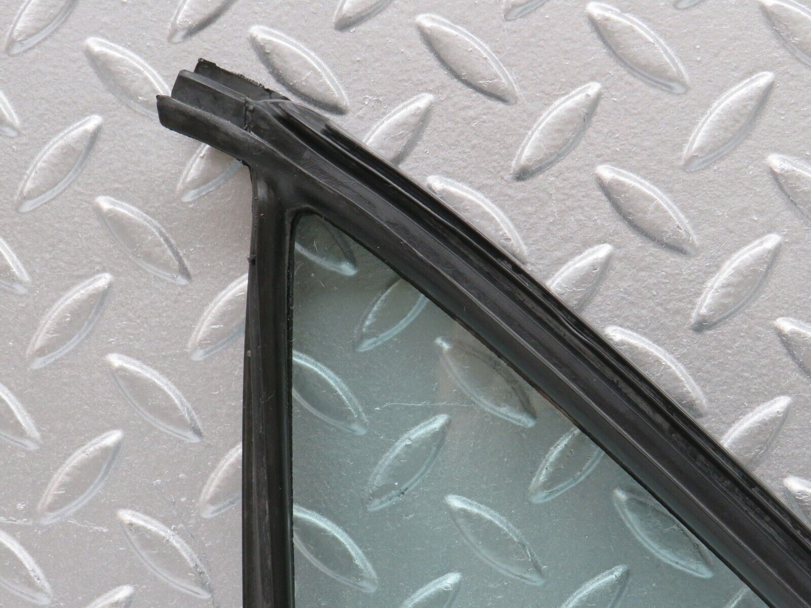 33146 Mercedes-Benz W126 Rear Right Quarter Window Glass 1267350224