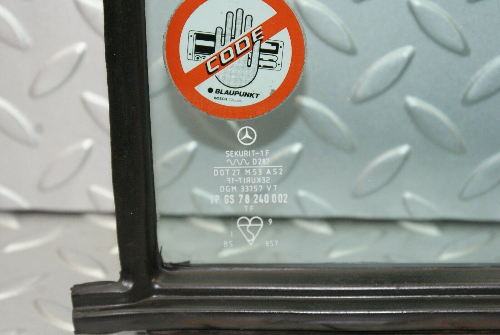 2660 Mercedes-Benz W116 350SE Rear Left Quarter Glass