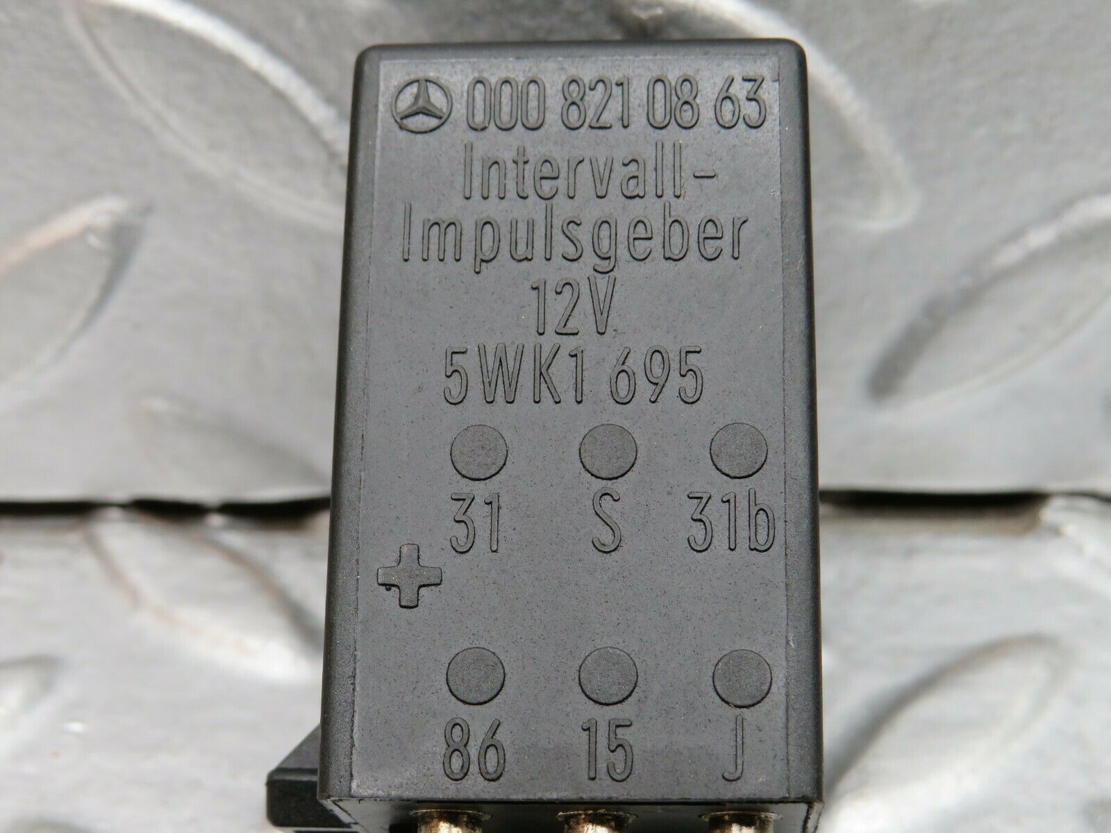 22249 Mercedes-Benz S123 280TE Wagon Intermittent Wiper Relay 0008210863