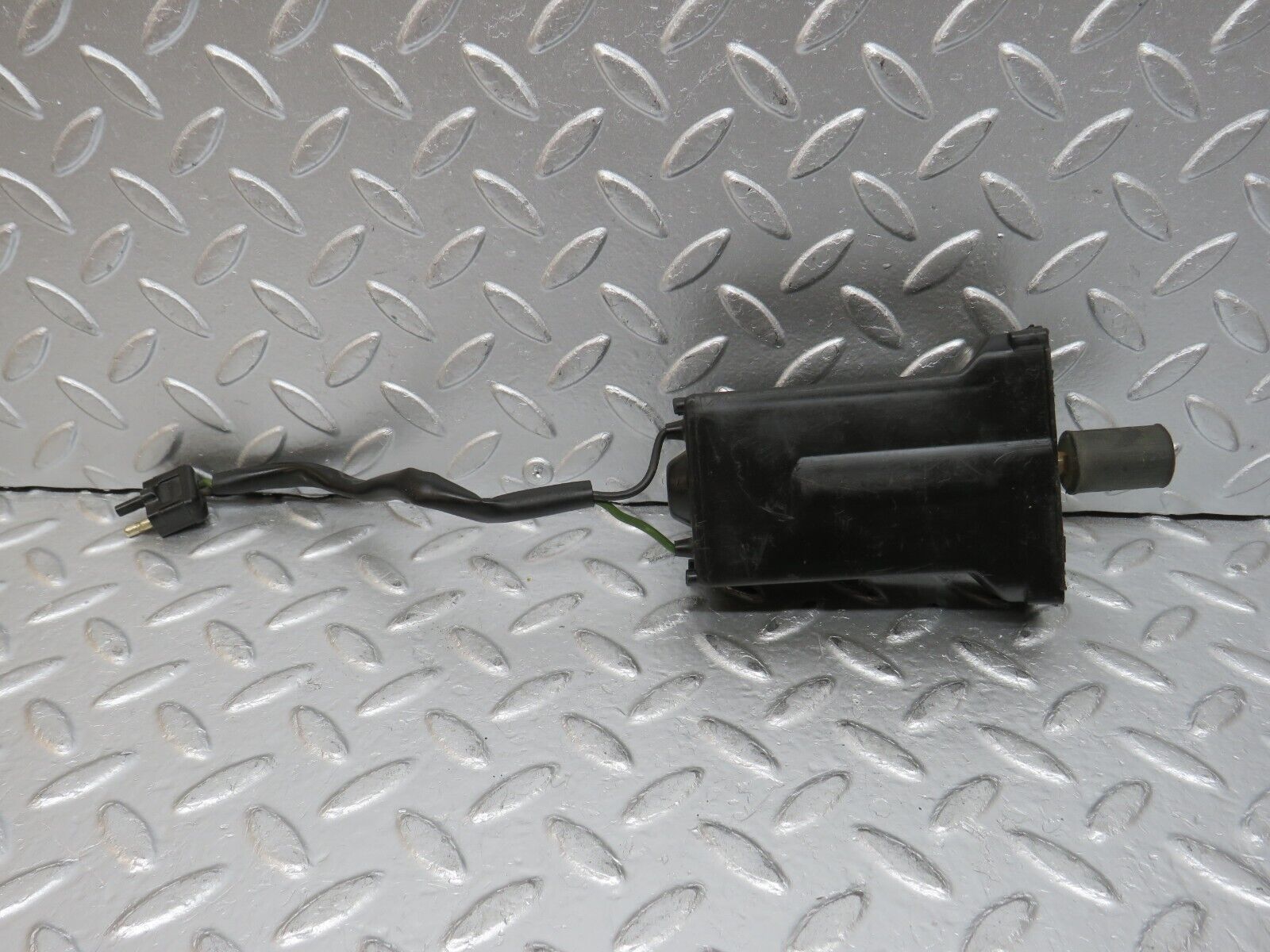 32256 Mercedes-Benz C107 350SLC Coupe Coupe Sunroof Motor Bosch 0130830001