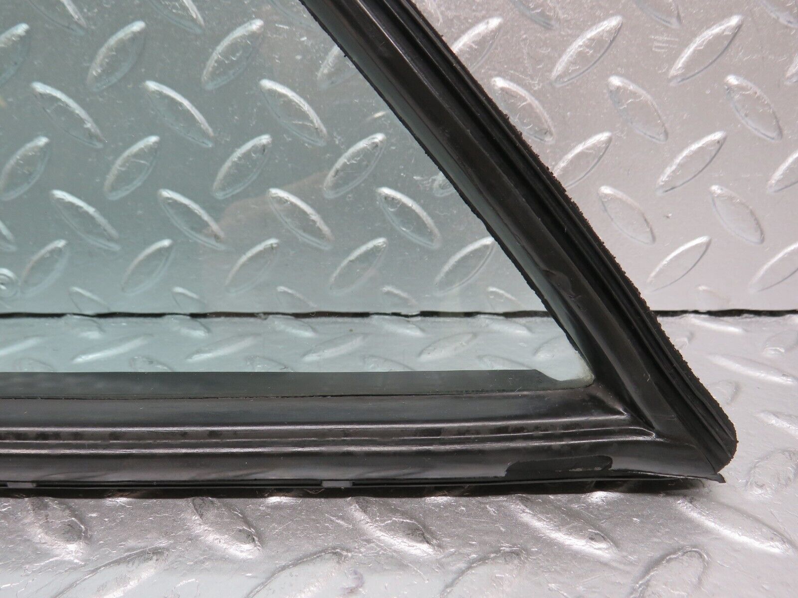 33141 Mercedes-Benz W126 Rear Left Quarter Window Glass 1267350124