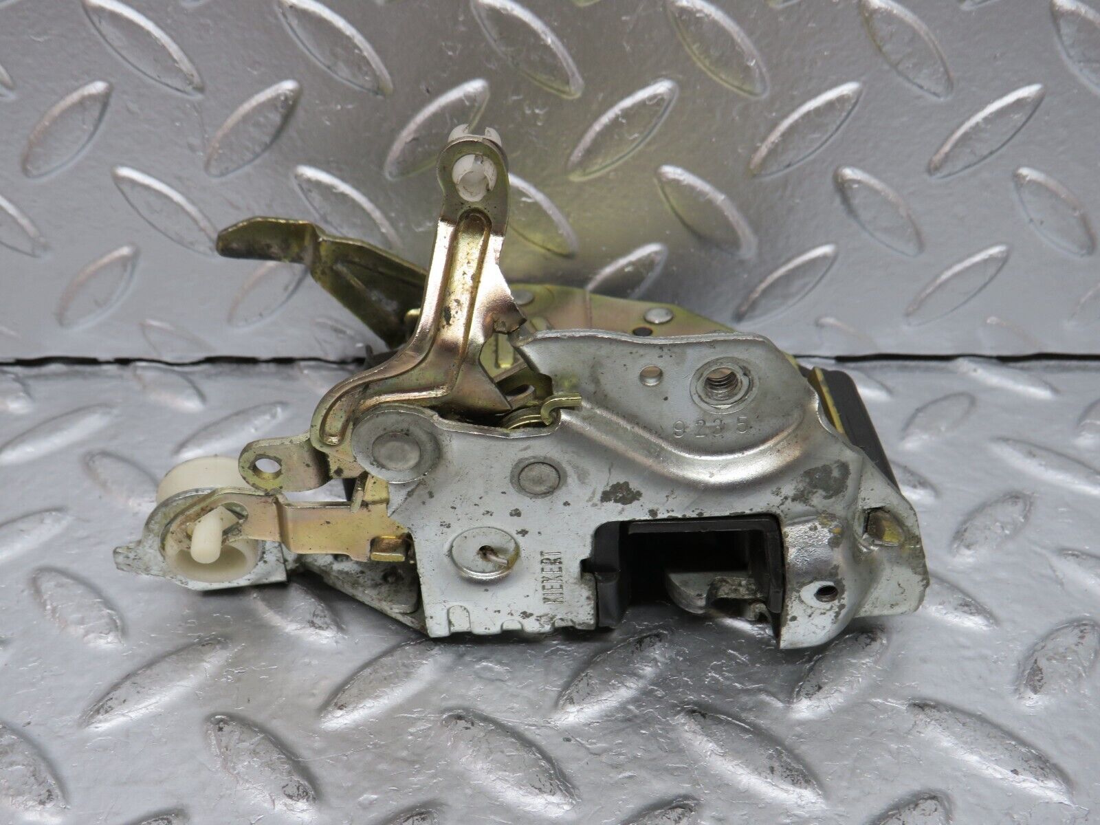 29345 Mercedes-Benz W124 230E Front Left Door Lock Mechanism