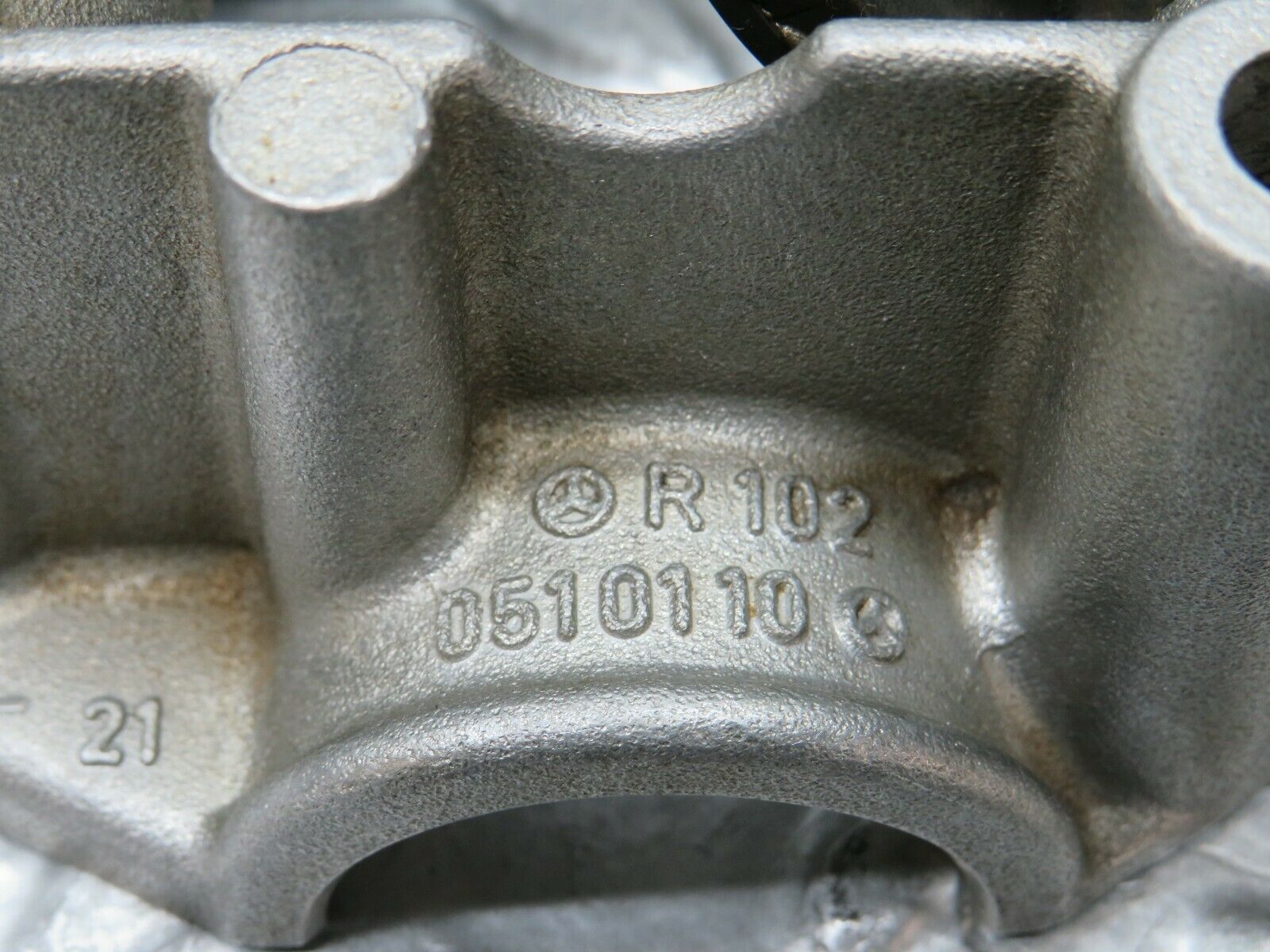 23072 Mercedes-Benz C123 230CE Coupe Rocker Arms Camshaft Bearing Block 1020512110