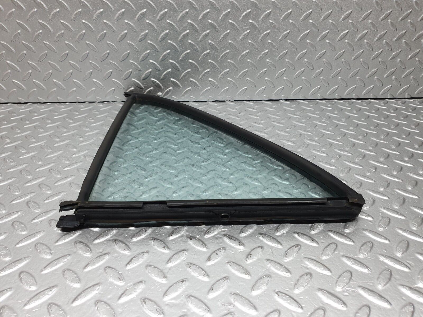 40778 Mercedes-Benz W123 300D Rear Left Quarter Window Glass 1237350124