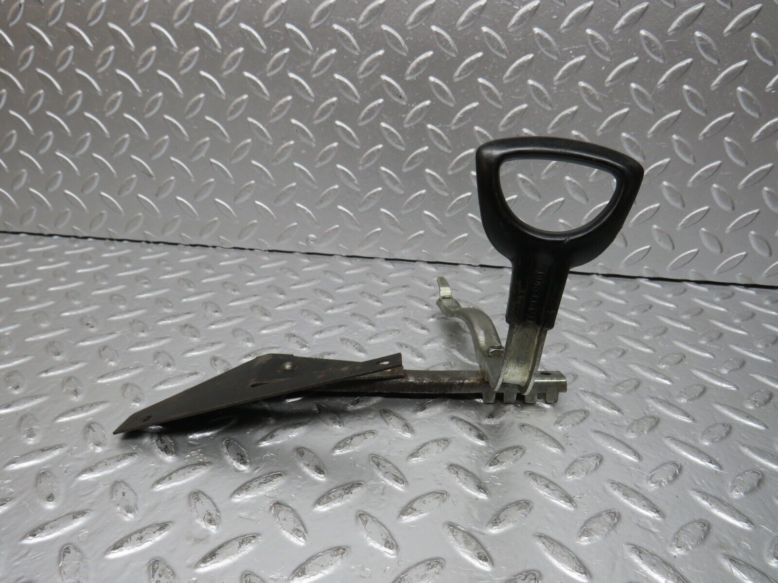 31151 Mercedes-Benz W123 200D Front Right Seat Side Sliding Handle
