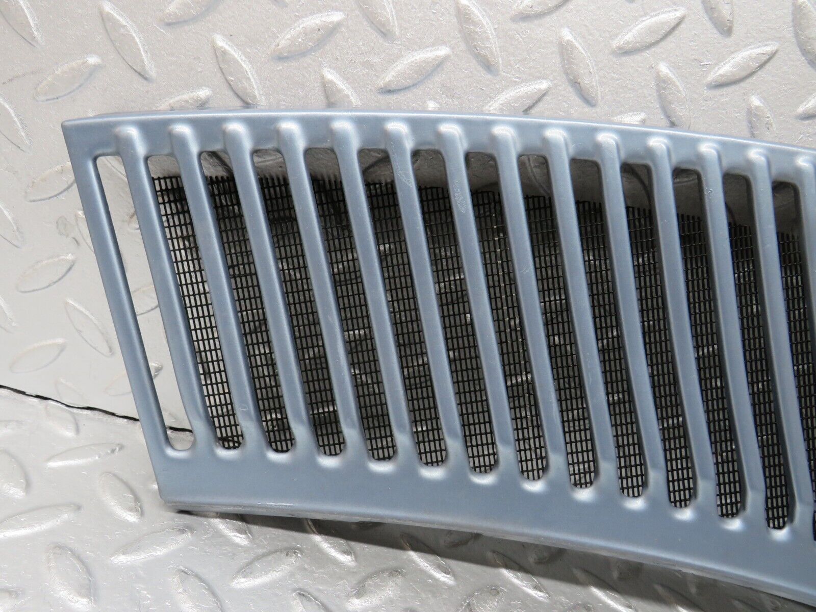 39082 Mercedes-Benz R107 500SL Coupe Air Intake Grill Right Side