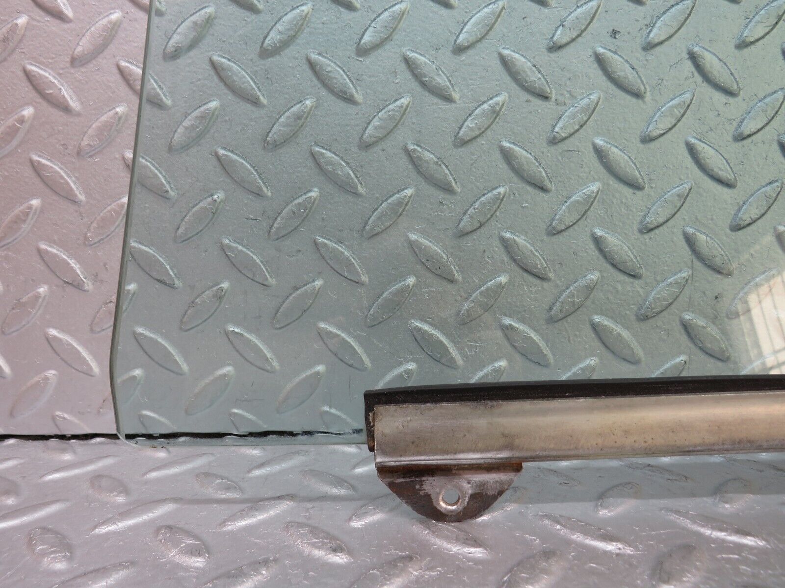 37515 Mercedes-Benz W109 300SEL Front Right Door Window Glass