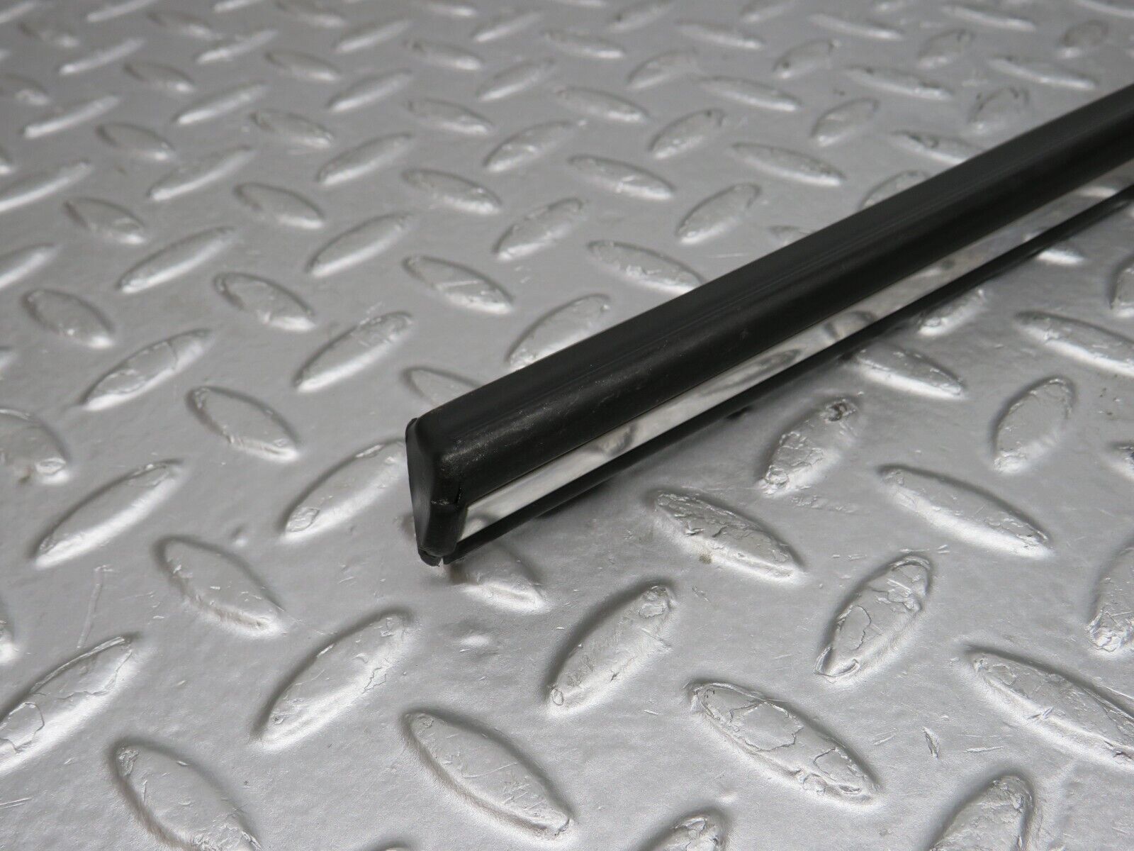40641 Mercedes-Benz W123 300D Rear Left Door Centre Moulding Trim