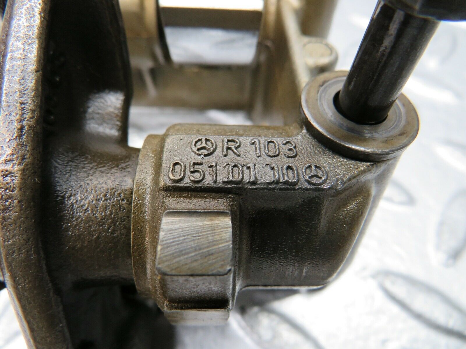 21739 Mercedes-Benz W126 300SE Rocker Arms Camshaft Bearing Block 1030510110
