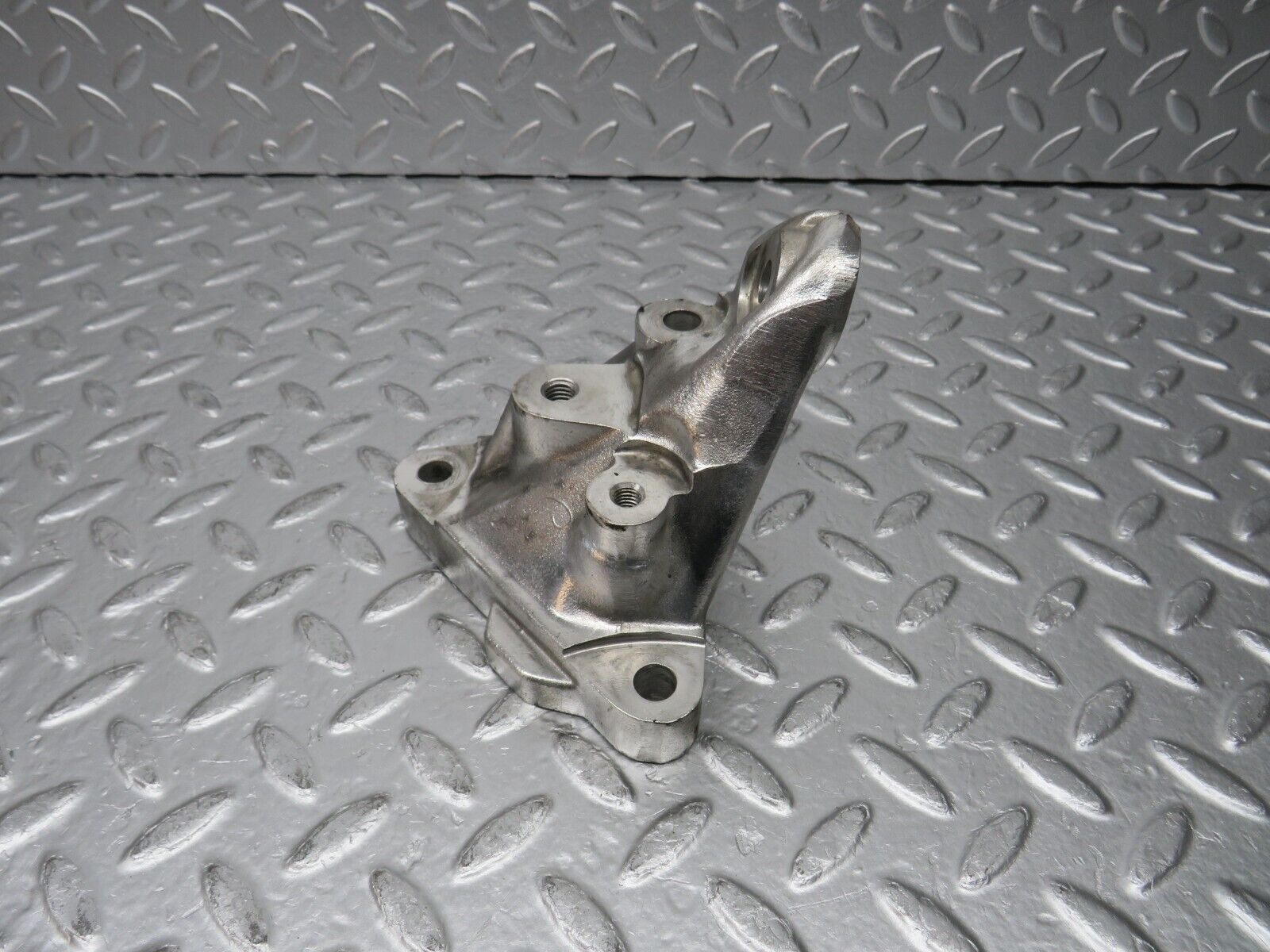 30732 Mercedes-Benz W201 190E 2.0L Engine Mount Bracket Left Side 1022234104