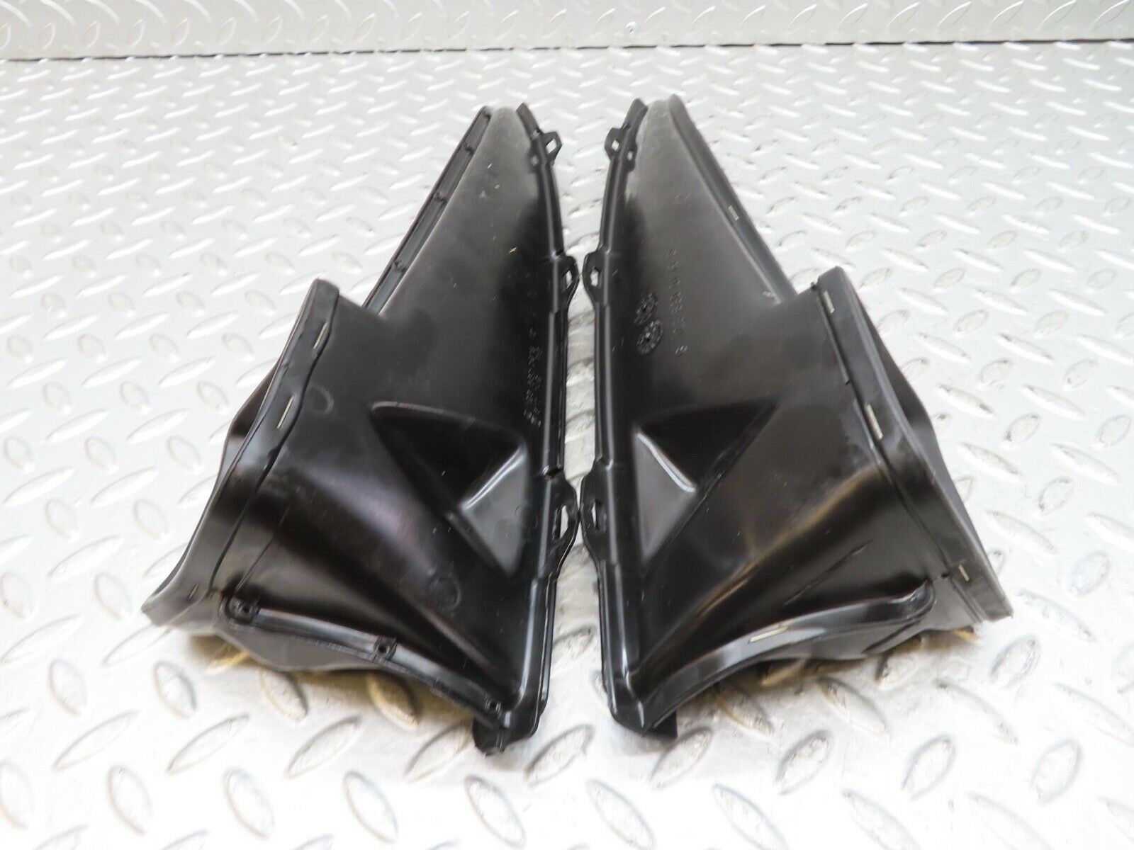 15880 Mercedes-Benz W123 280E Air Duct Vent Left And Right 1238300119