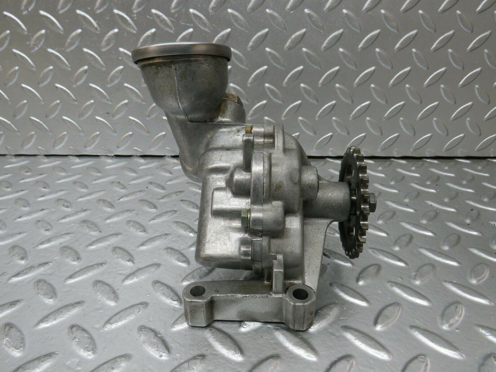 24359 Mercedes-Benz S124 220TE Wagon Oil Pump 1111810201