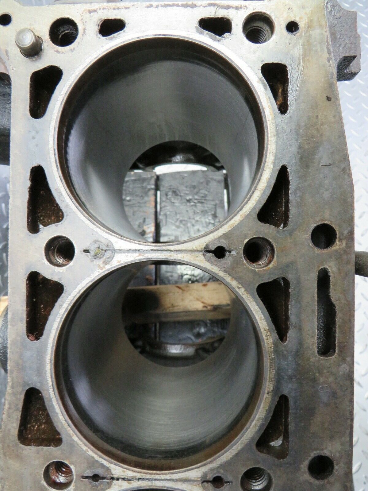 21953 Mercedes-Benz W123 230E Engine Block M102 1020110901 M102.980
