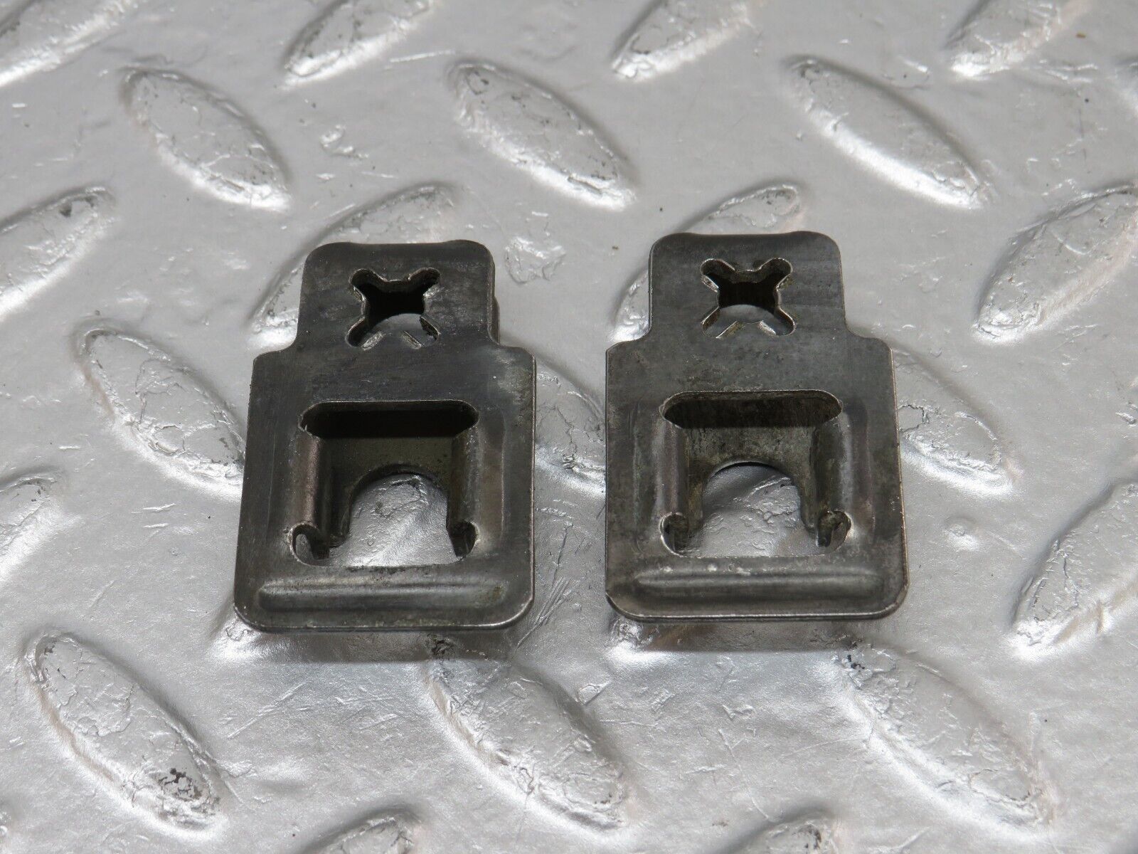 34131 Mercedes-Benz W124 260E Fuel Injector Bracket 2x