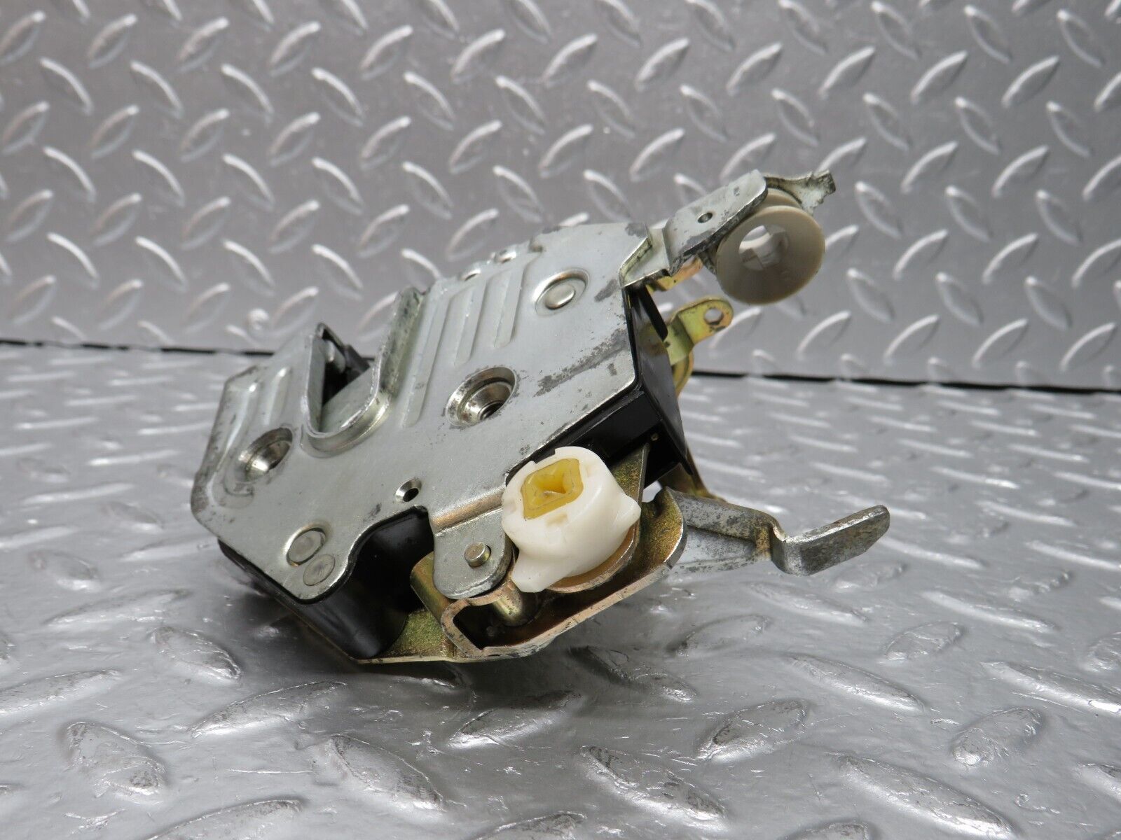 32452 Mercedes-Benz S124 300TE Wagon Front Right Door Lock Mechanism