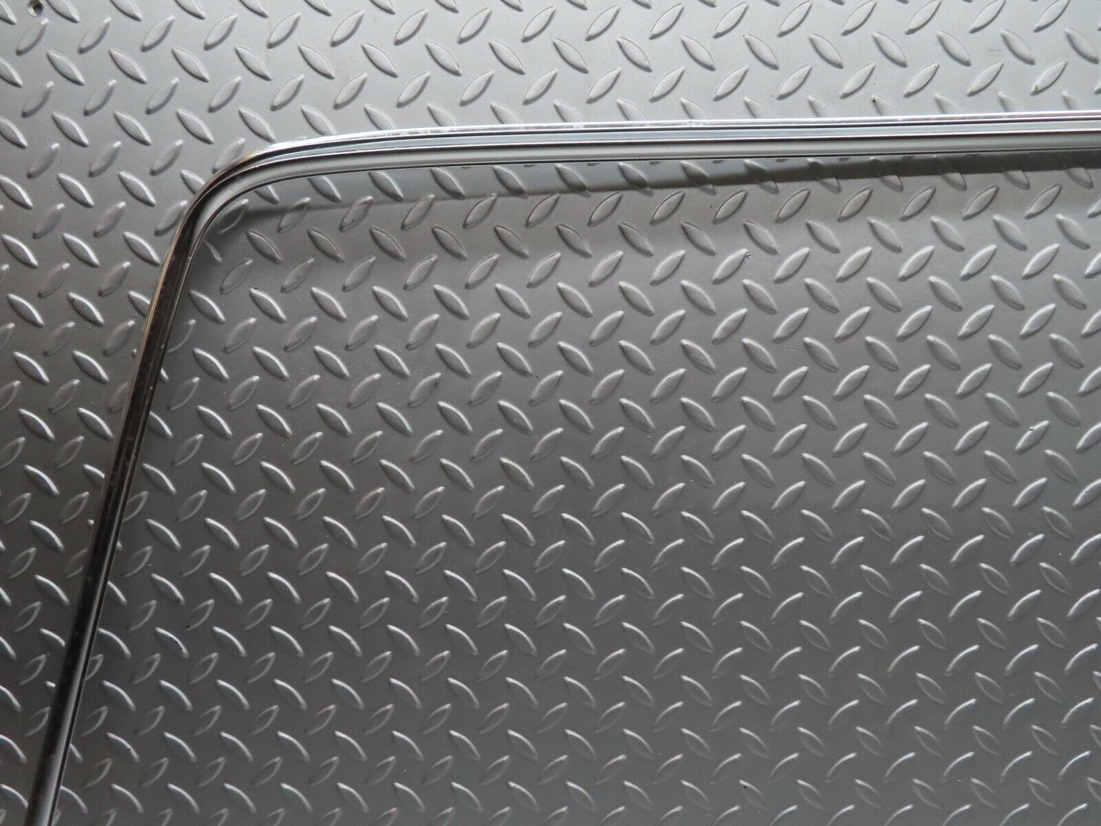 19122 Mercedes-Benz W123 300D Rear Windscreen Chrome Frame