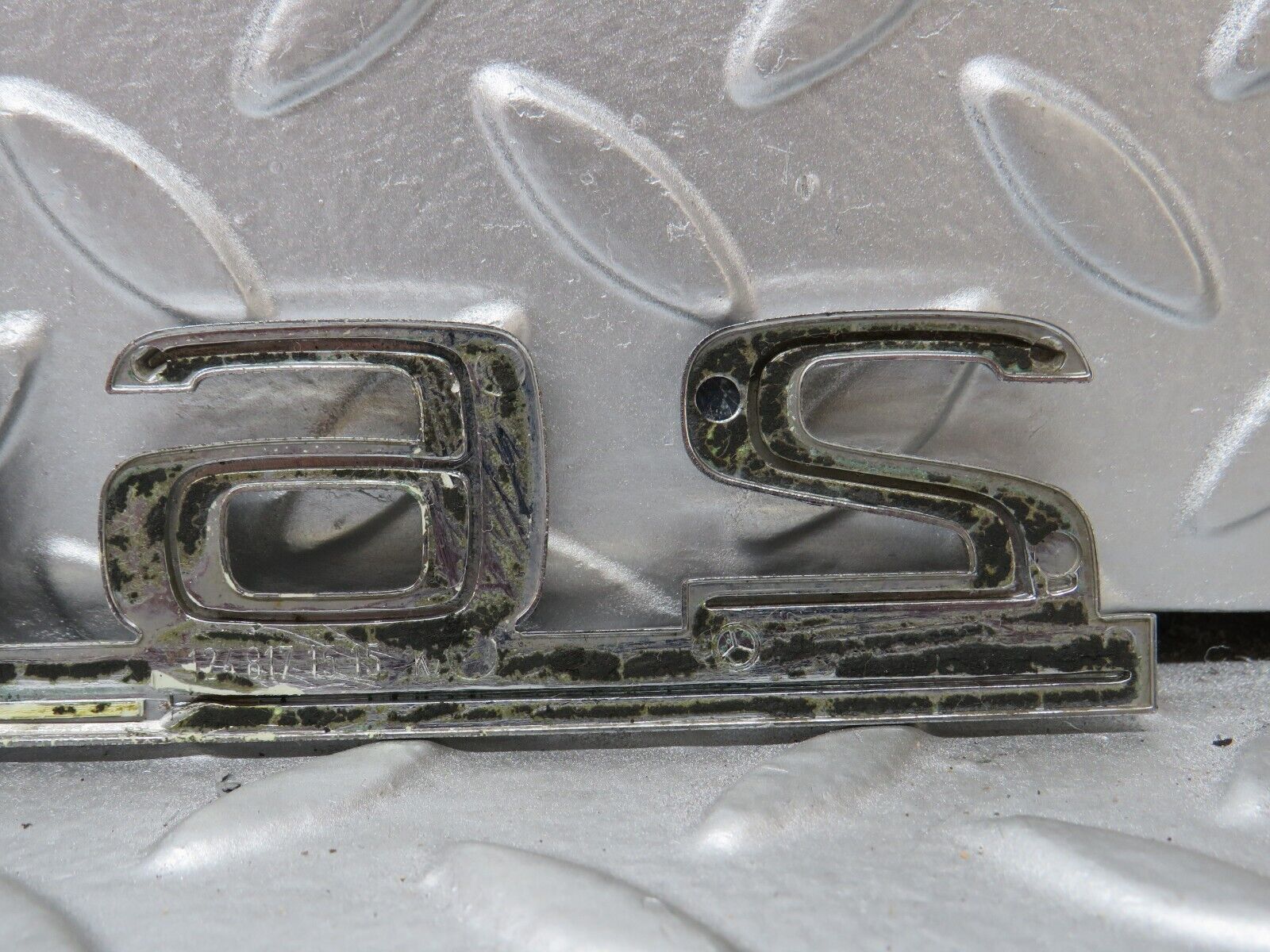 33964 Mercedes-Benz W124 260E Trunk Lid Badge Emblem 1248171515