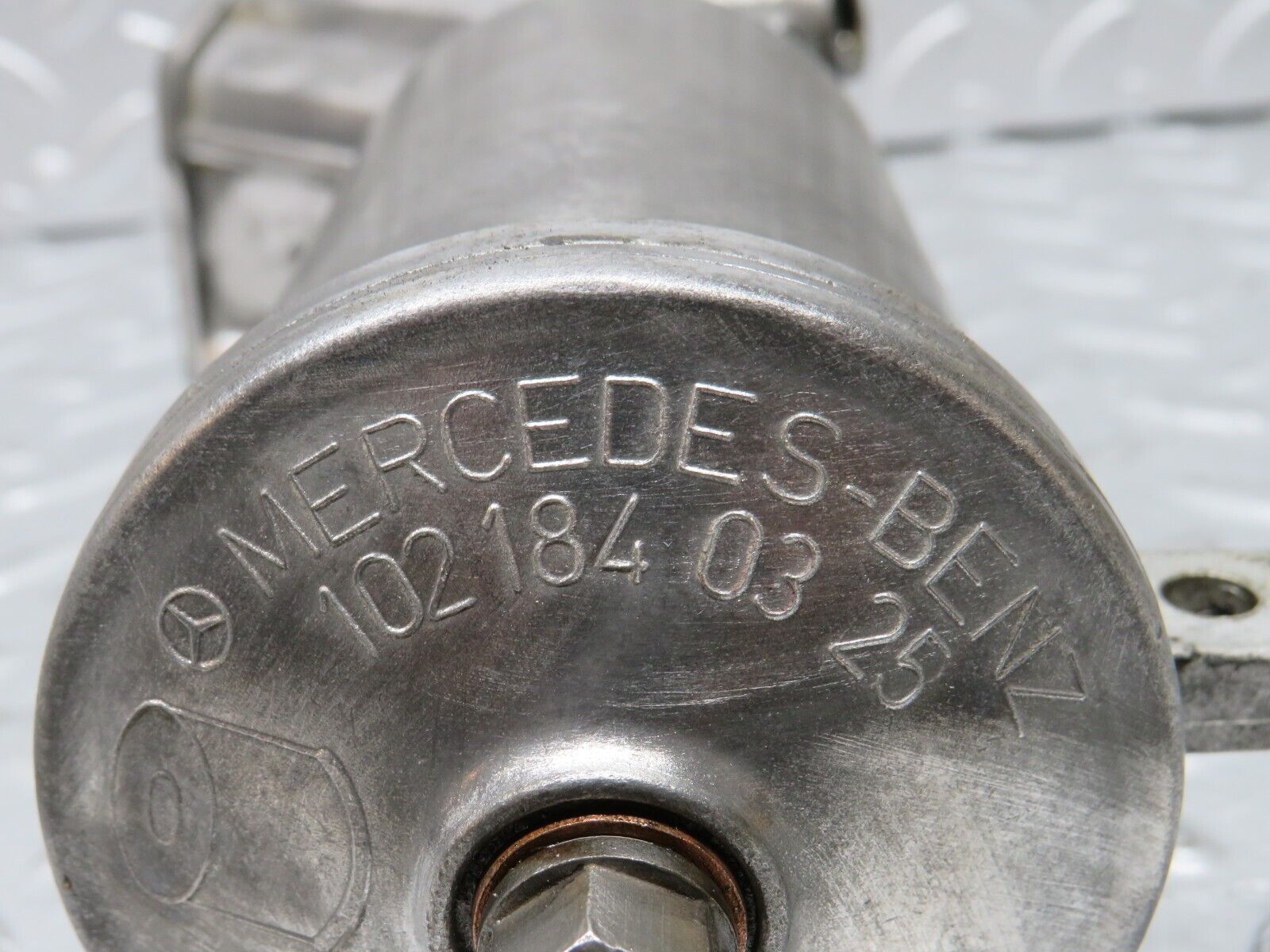 30823 Mercedes-Benz W201 190E 2.0L Oil Filter Housing 1021801211 1021840325