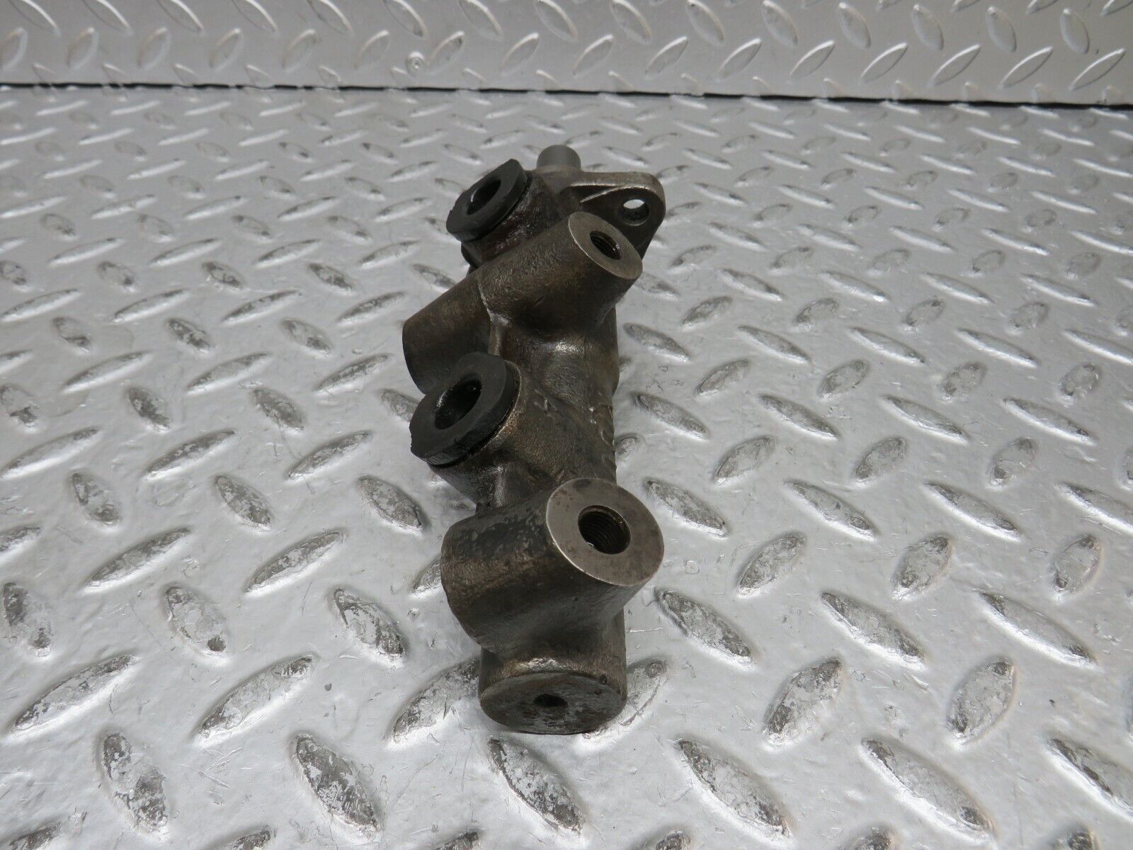 28707 Mercedes-Benz W123 230E Brake Master Cylinder Bendix 2580