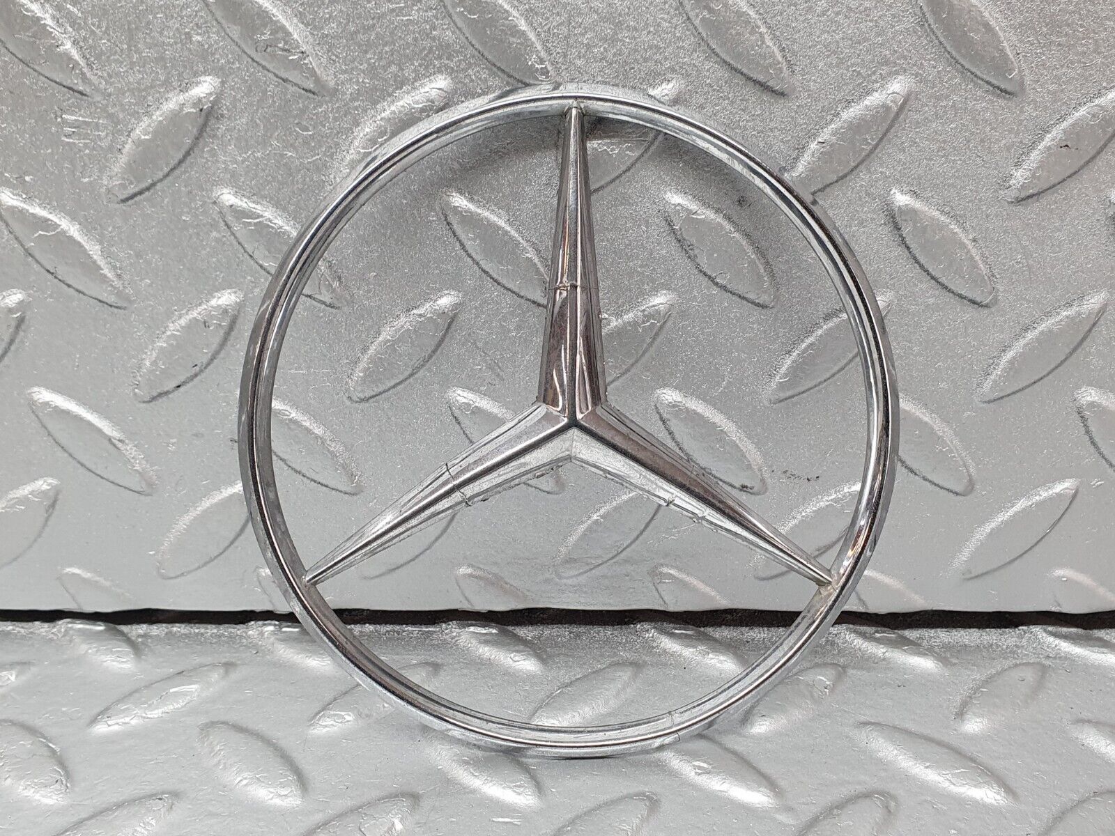 41206 Mercedes-Benz W126 300SE Trunk Lid Badge Emblem 1267580158