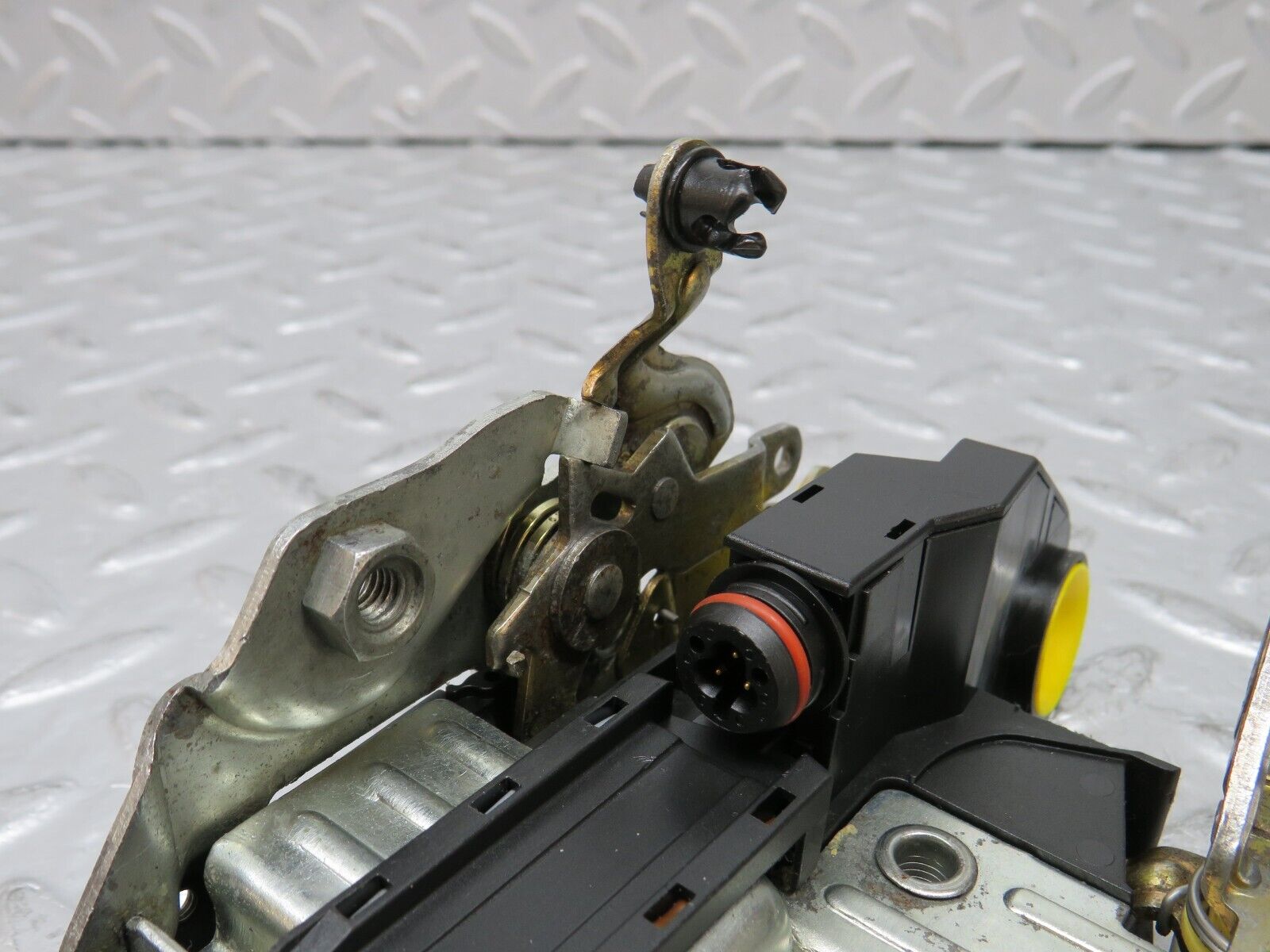 37809 Mercedes-Benz A124 320E Cabriolet Left Door Lock Mechanism 1248213551