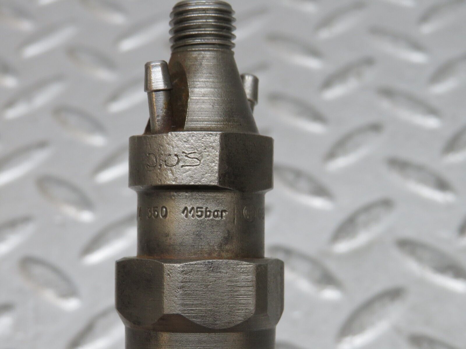 28502 Mercedes-Benz S123 240D Wagon Fuel Injector Bosch KCA30S35/4