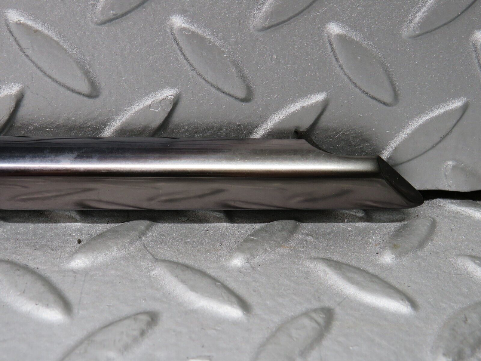 37890 Mercedes-Benz A124 320E Cabriolet Right Door Window Moulding Trim