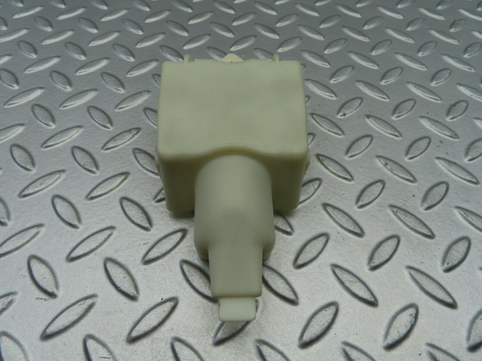 6579 Mercedes-Benz S124 E220 Wagon Rear Door Lock Vacuum Actuator Cover