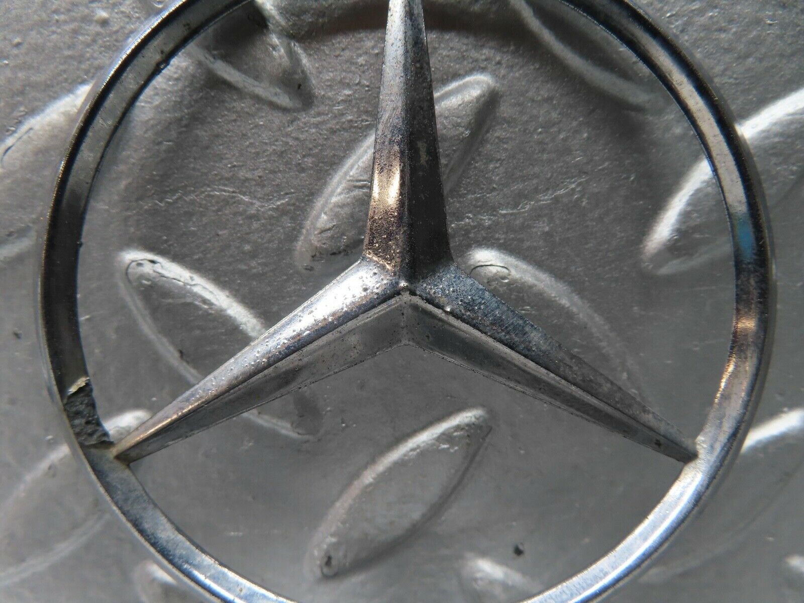 21544 Mercedes-Benz W126 300SE Front Badge Emblem 1238800086