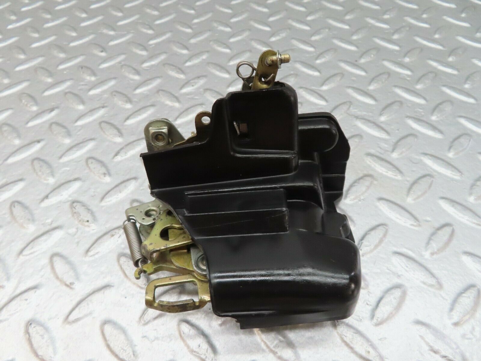 18039 Mercedes-Benz W123 200 Front Left Door Lock Mechanism 1237230108