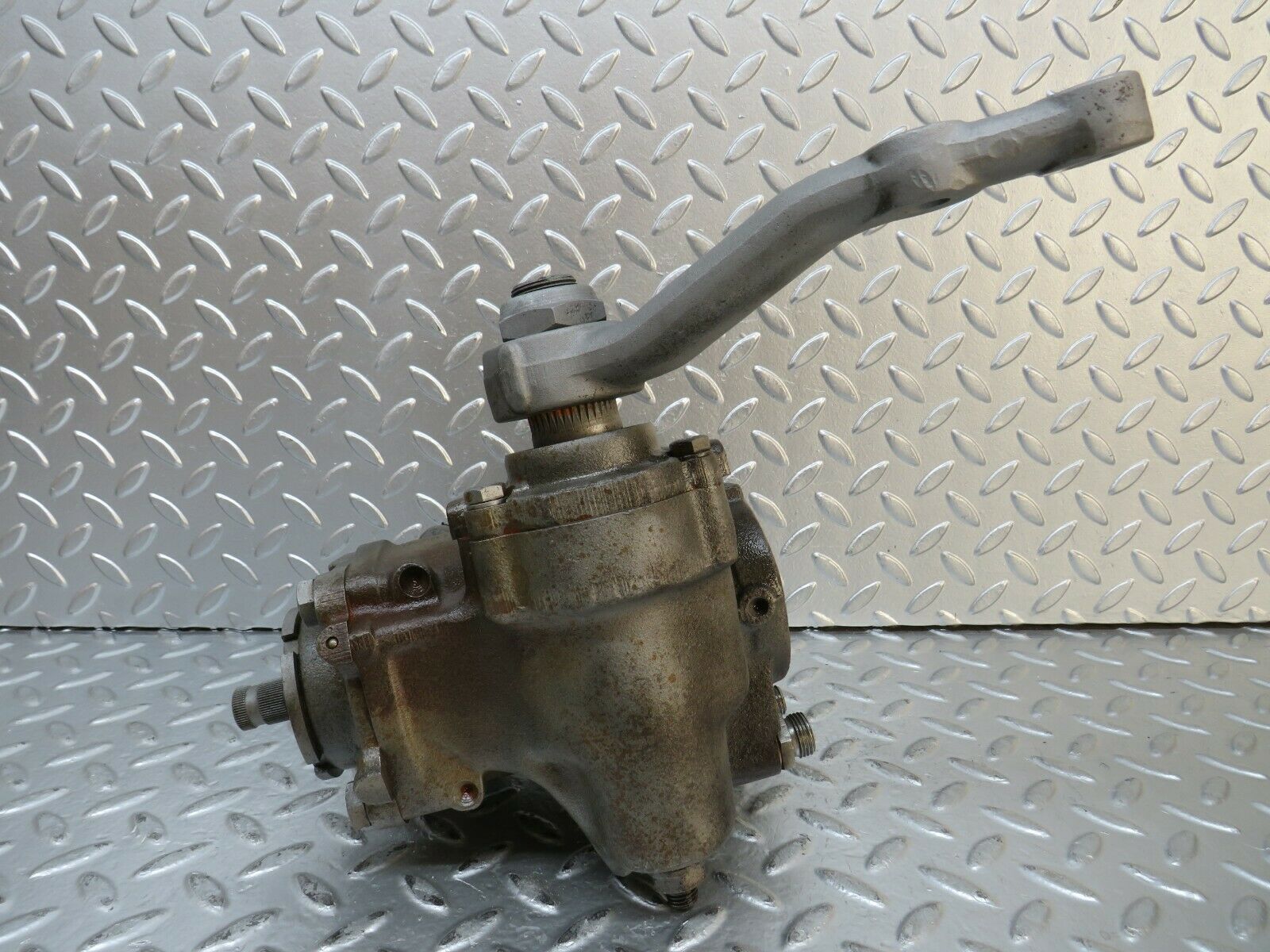 23634 Mercedes-Benz W114 280E Steering Box RHD 1074610601