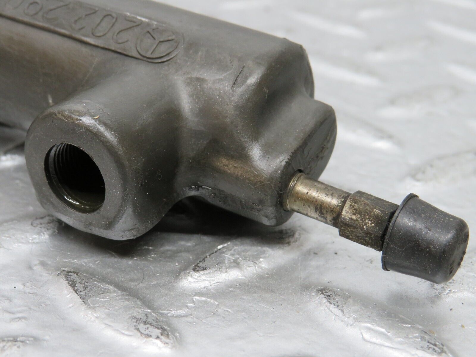25126 Mercedes-Benz W201 190D Clutch Slave Cylinder 2022900011